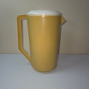 Vintage Rubbermaid Pitcher 2.25 Quart Harvest Gold Yellow J-2445 Retro 70s USA